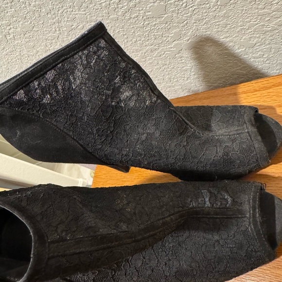 Elegant Black Lace Ankle Boots - Picture 2 of 3